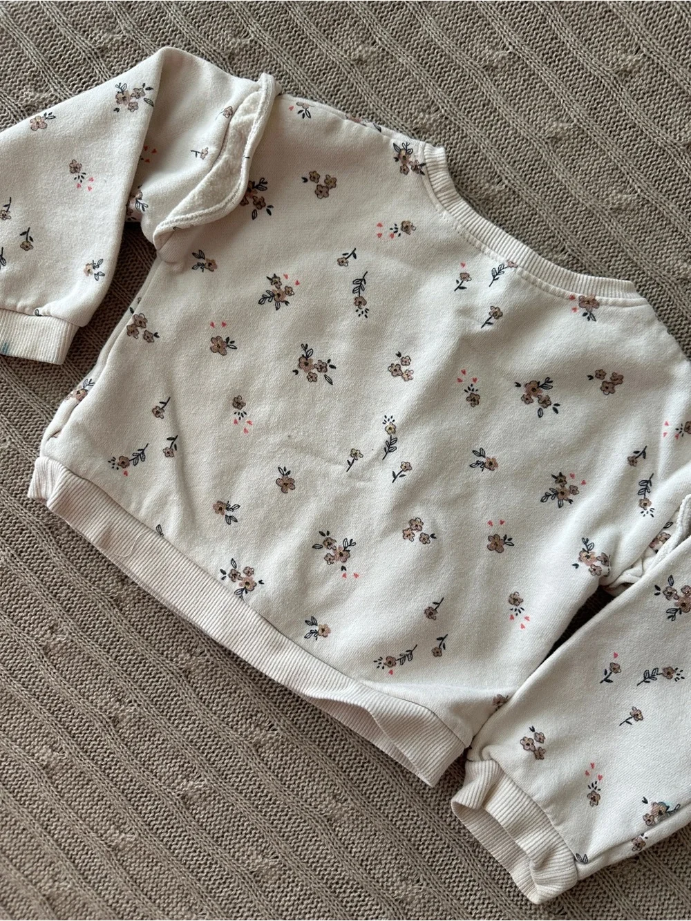 EUC Carter’s Baby Girl Outfit Set, Cream & Blush Sweatsuit, 24 Months *Imperfect